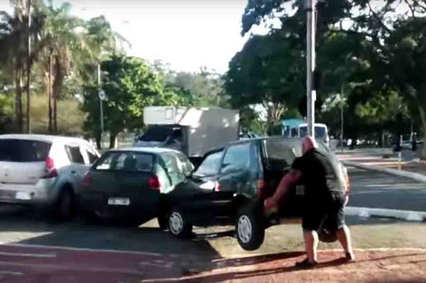 Cyclist lifts car out of bike lane